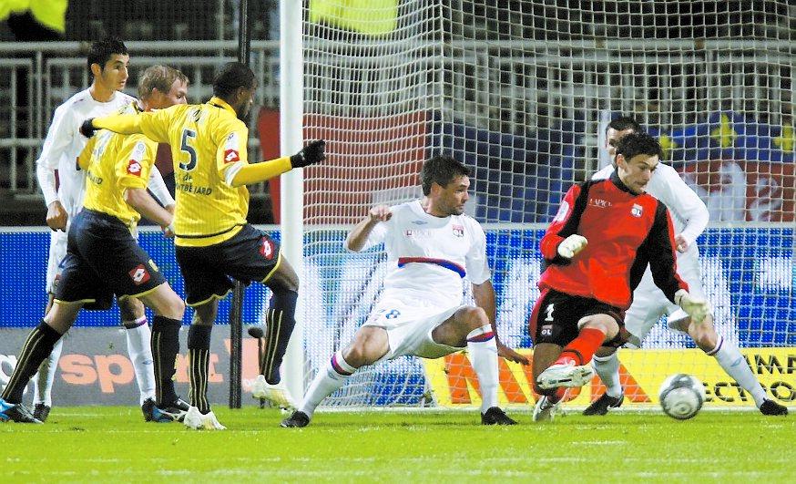 Doudou Jacques Faty gör 1–0 för Sochaux.
