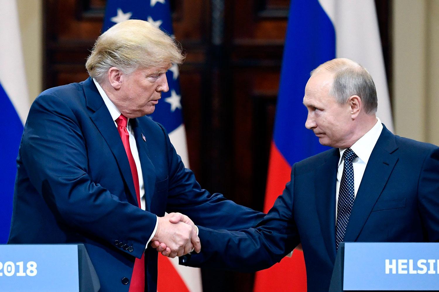 Donald Trump och Vladimir Putin skakar hand i Helsingfors.