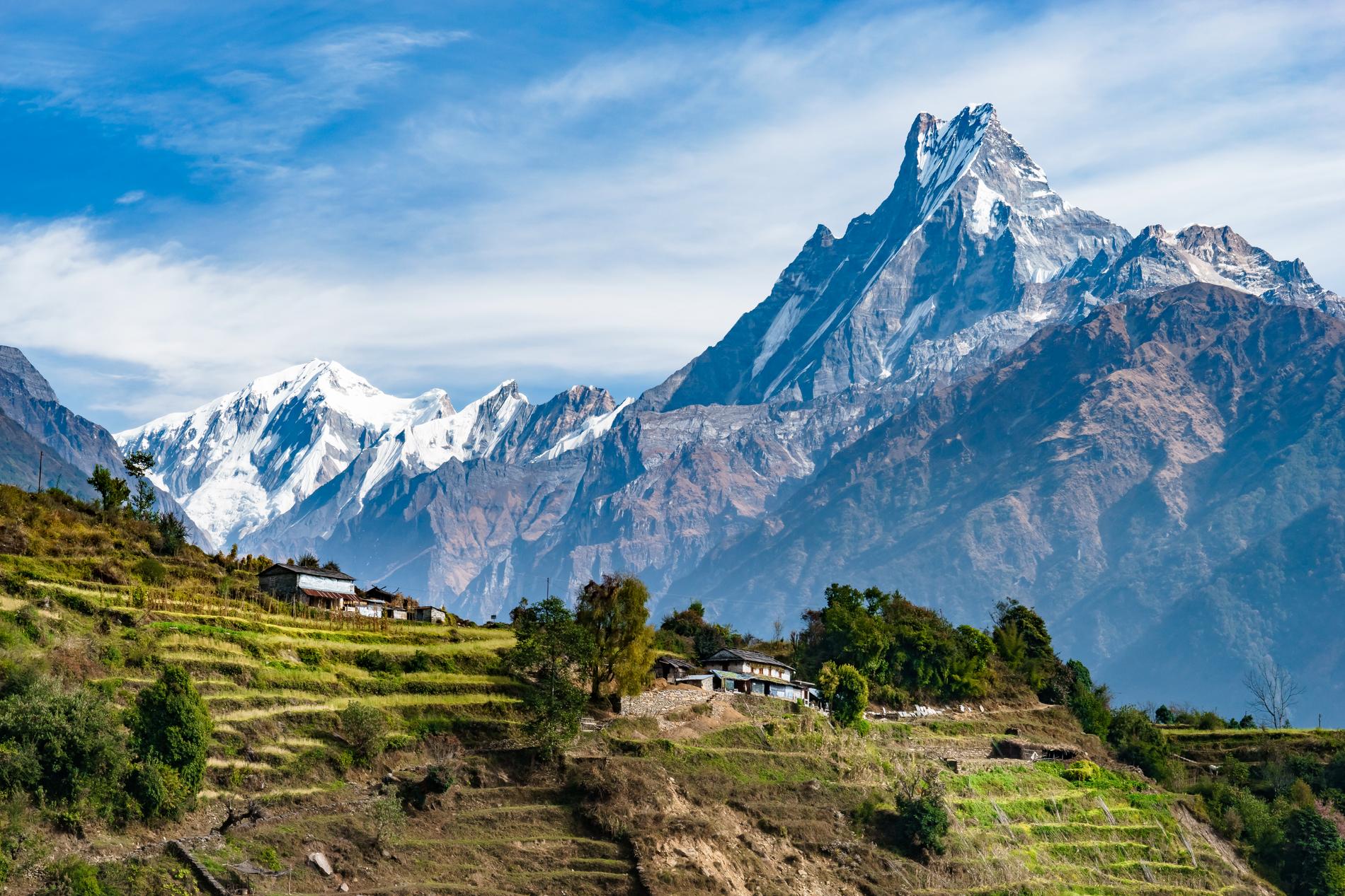 Bergskedjan Himalaya går genom Nepal. 
