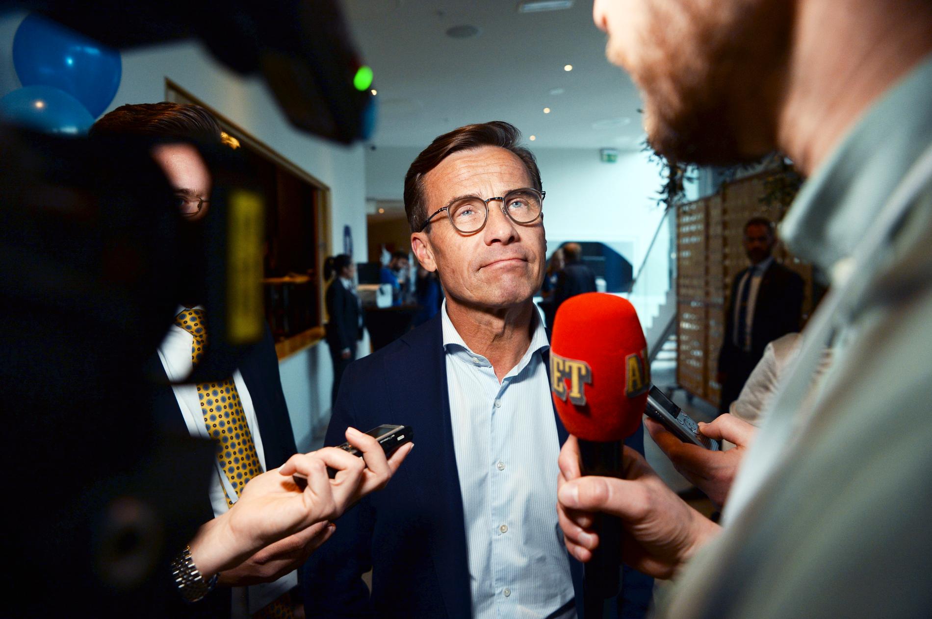 Ulf Kristersson (M) anländer till partiets valvaka på Clarion Sign i Stockholm.