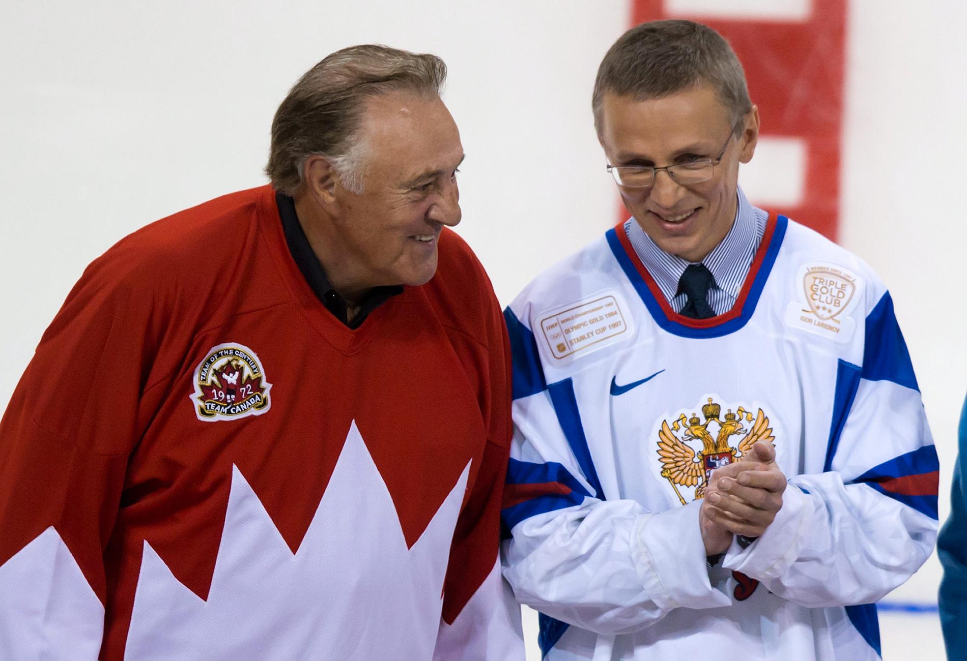 Igor Larionov, till höger, tar över det ryska juniorlandslaget. Här under en ceremoni tillsammans med förre kanadensiske stjärnan Phil Esposito.