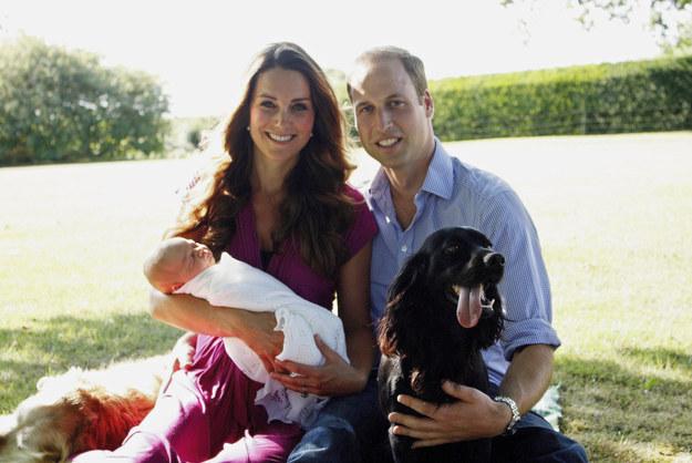 Första bilden på prinsessan Charlotte med sina föräldrar Kate och prins William.