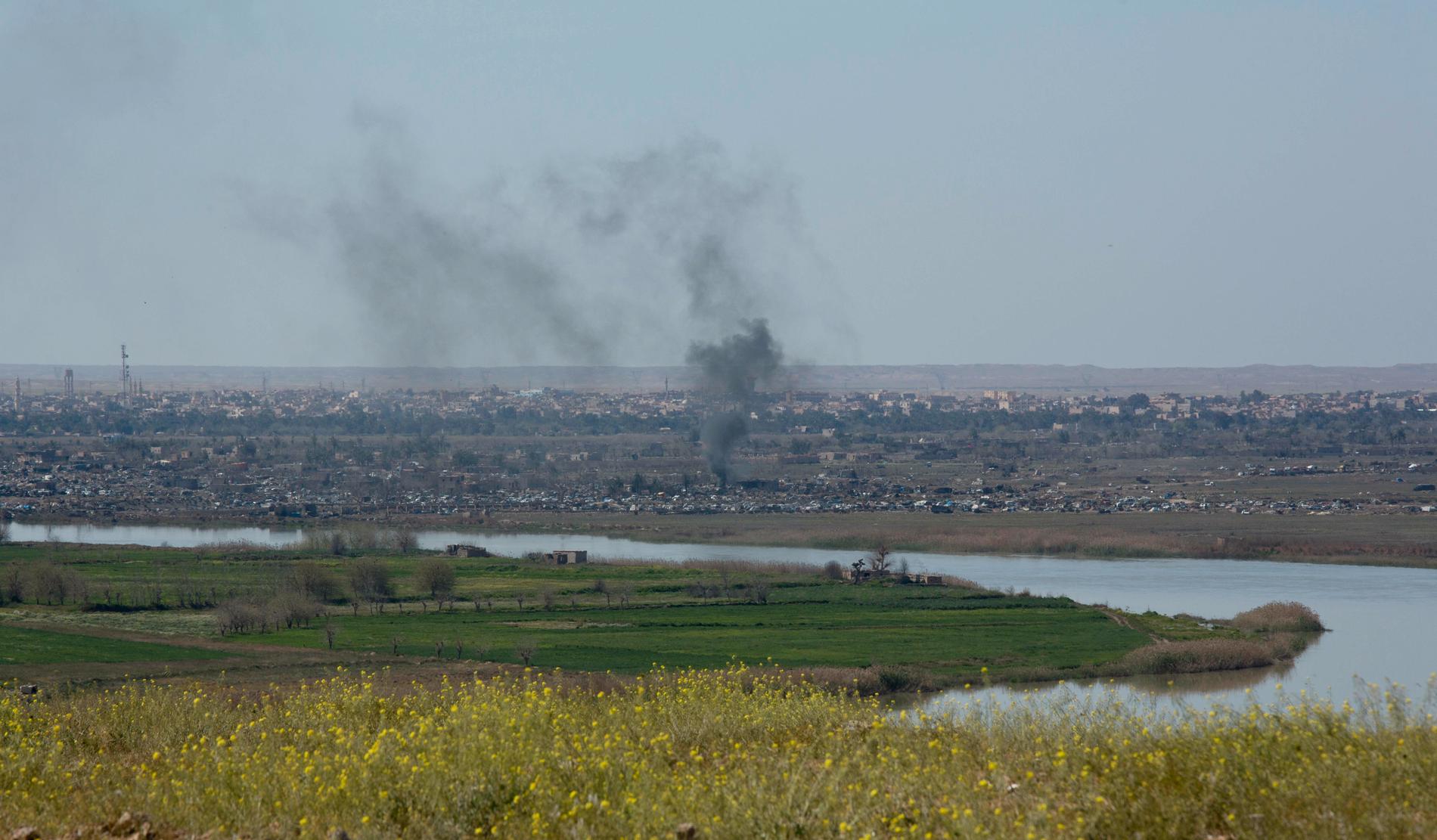 En rökkolonn stiger från al-Baghuz i Syrien. Bilden togs i onsdags, den 20 mars.