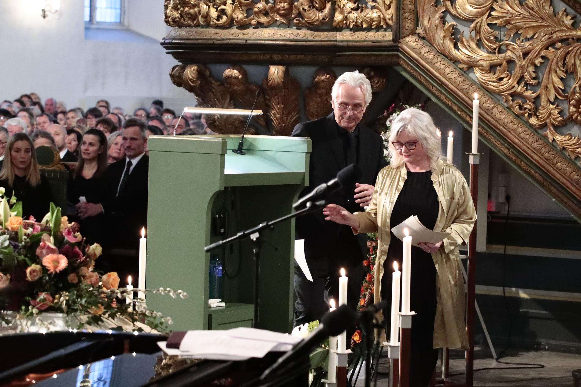 Ari Behns mor och far, Marianne Behn och Olav Bjørshol under begravningen. 
