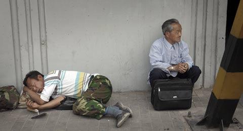En tyst annons. Mannen sover med sin murslev bredvid sig, som ett bevis på vad han kan.