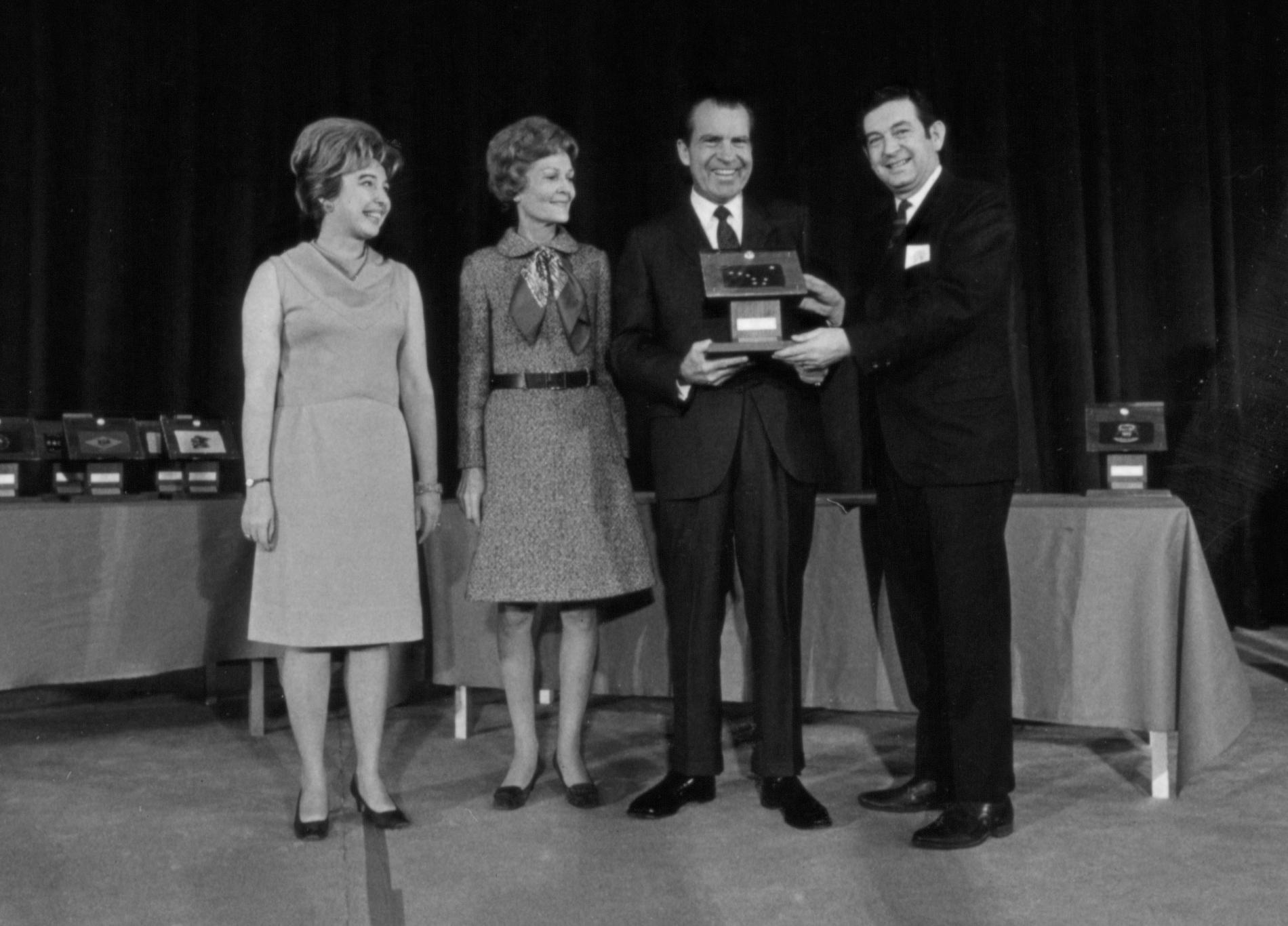 USA:s president Richard Nixon donerar den 3 december 1969 en månsten på en plakett till Alaskas guvernör Keith Mille. Många år senare påstås stenen ha hittats i en soptunna. Arkivbild.