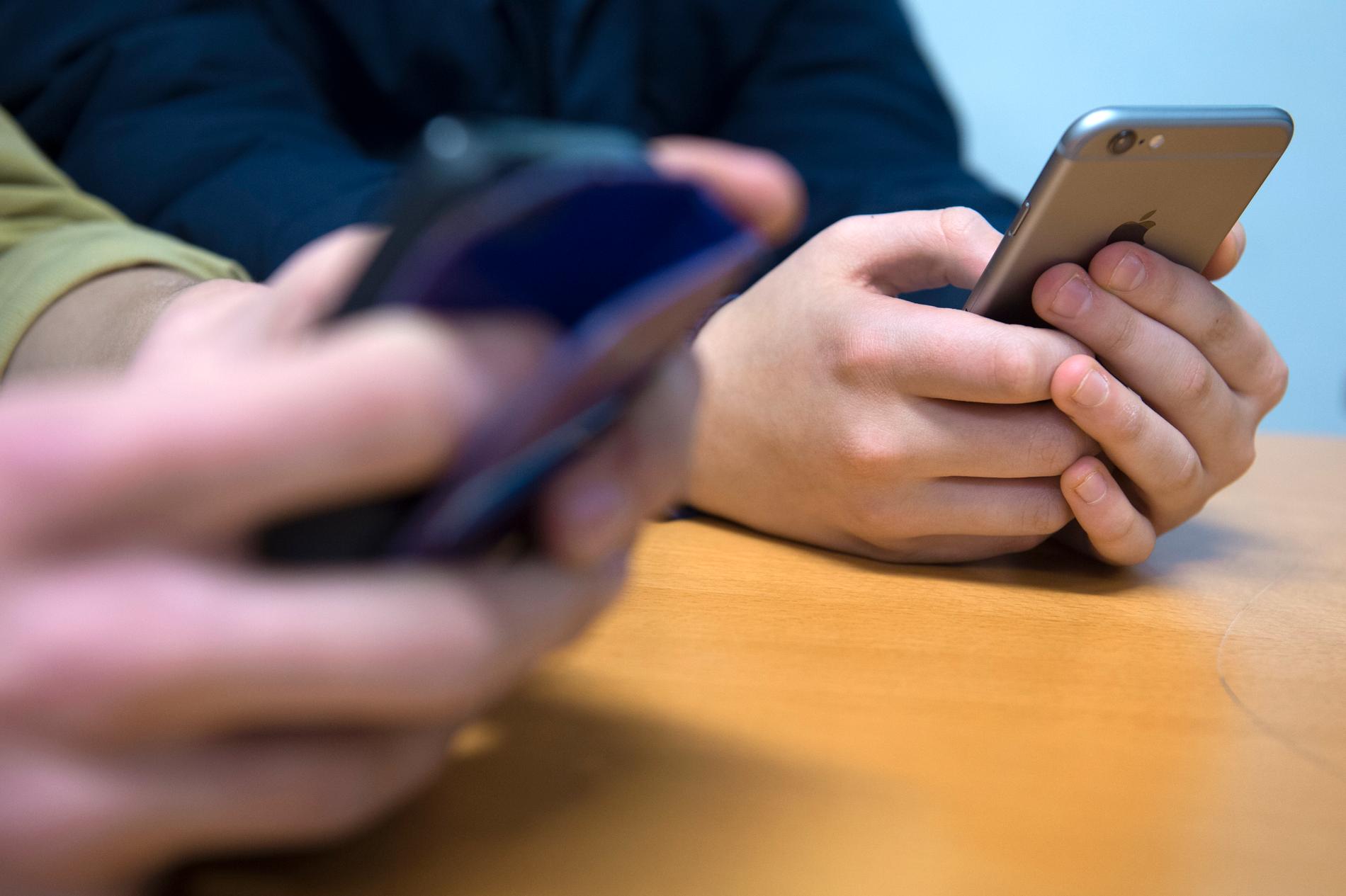 Unga löper hög risk att drabbas av konsumtionshets av sociala medier. 