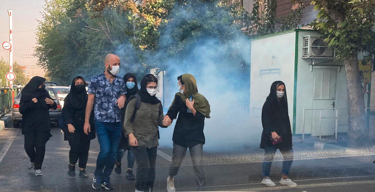 Den 1 oktober sköt säkerhetsvakter tårgas för att skingra demonstrerande studenter vid universitetet i Tehran. 