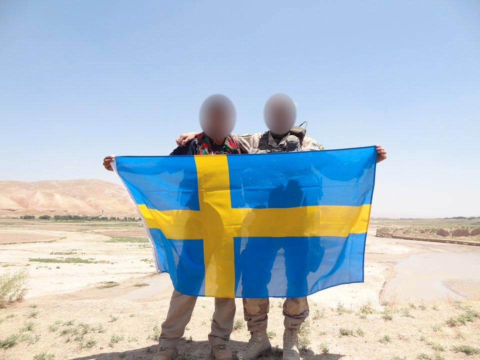 Majid med en svensk soldat på uppdrag. Tillsammans håller de upp den svenska flaggan.