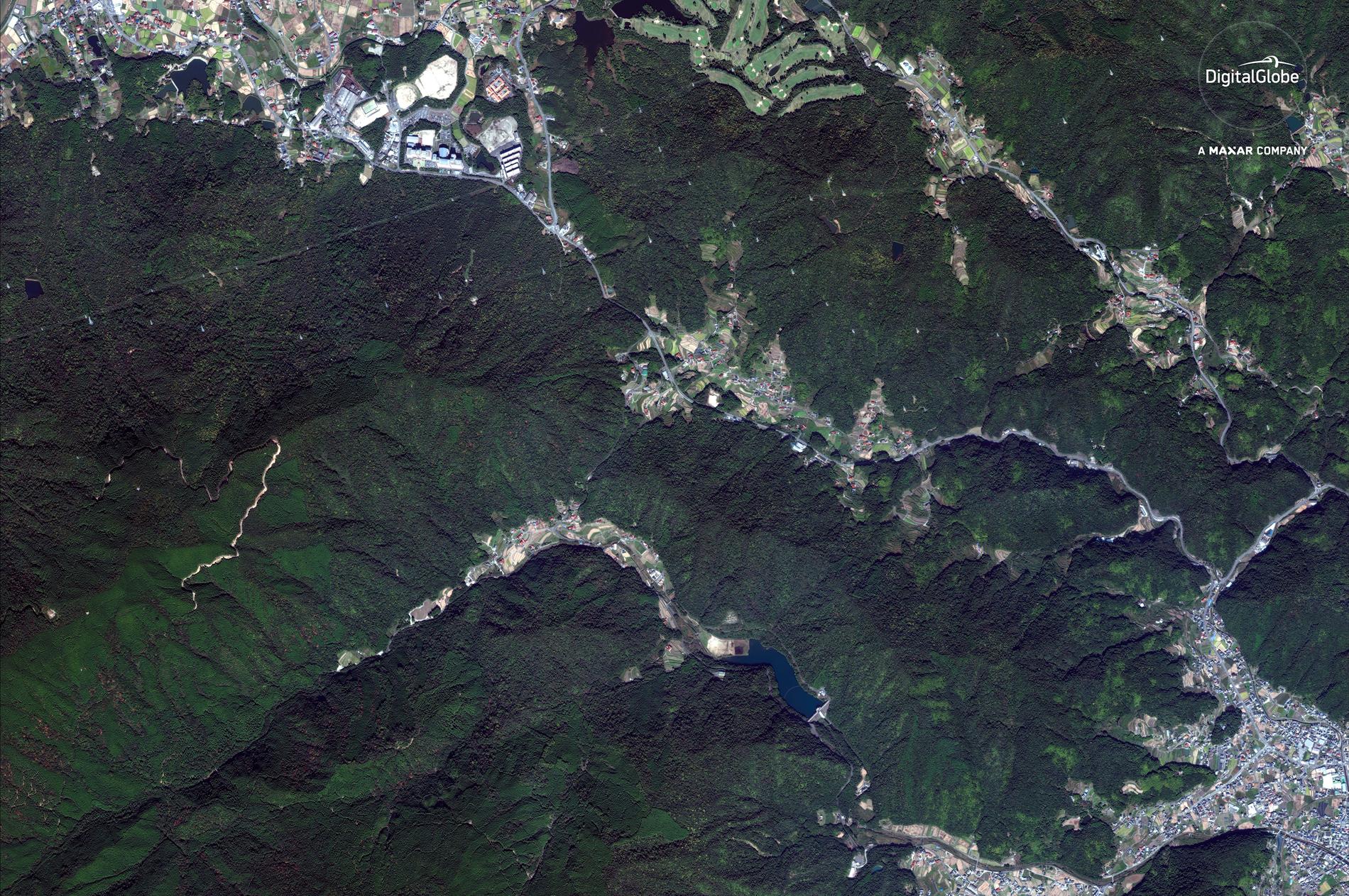 Satellitbilder visar hur det såg ut nordväst om Yasura (bild från oktober 2017). 