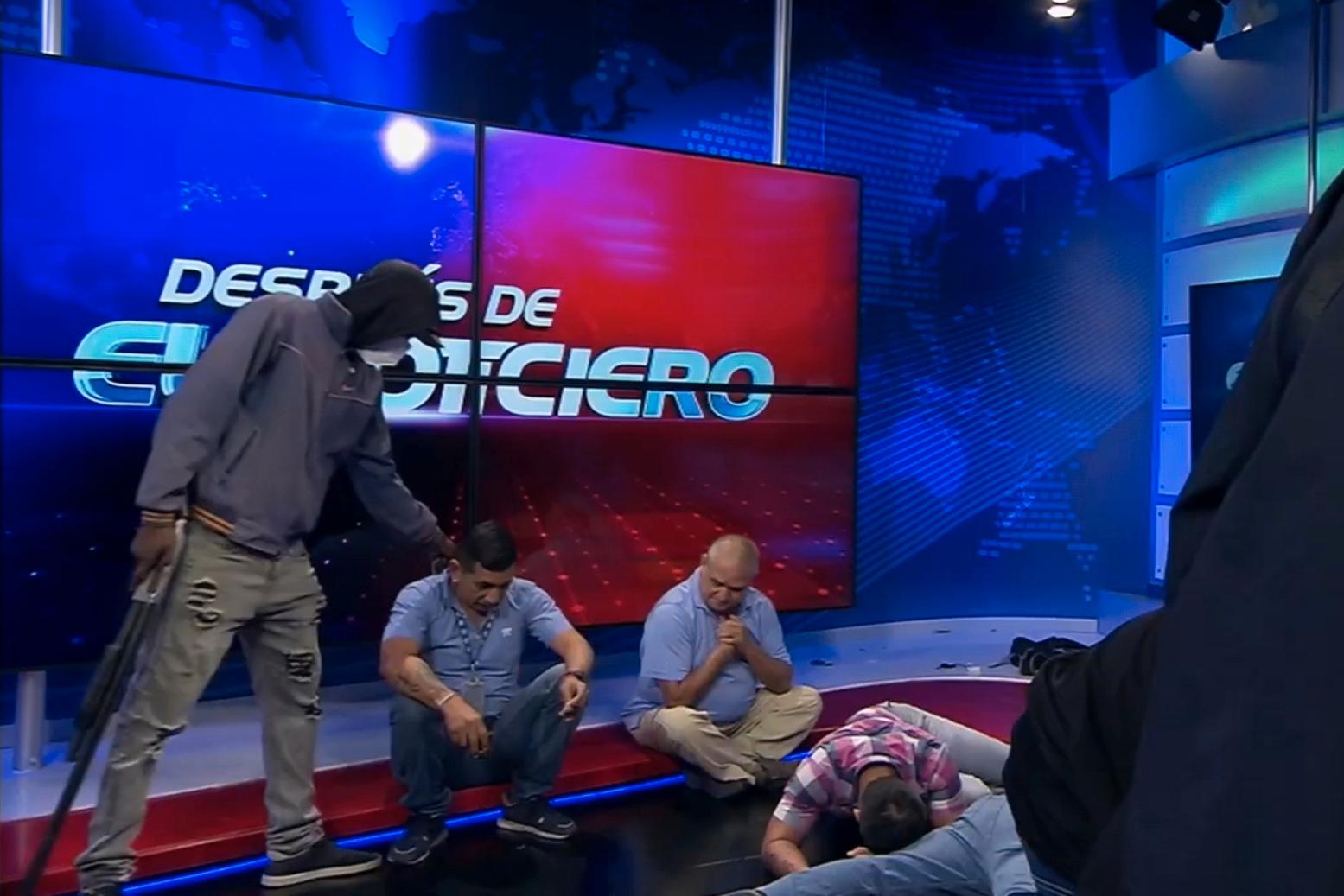 Gängkriminella stormar tv-studio i Guayaquil i Ecuador under direktsändning förra tisdagen.