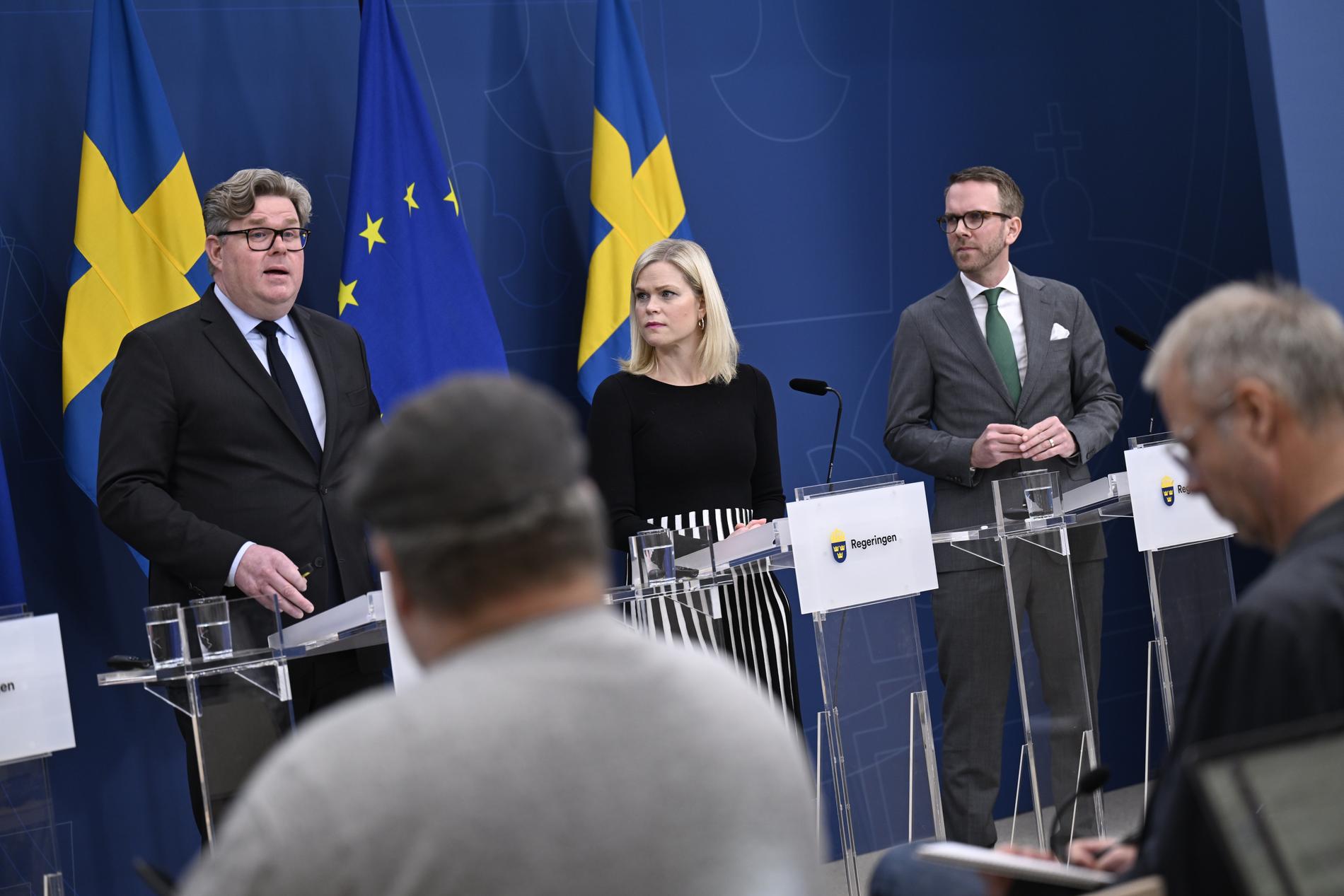 Justitieminister Gunnar Strömmer presenterar förslaget att göra det lättare att vräka kriminellas familjer tillsammans med jämställdhets- och biträdande arbetsmarknadsminister Paulina Brandberg och infrastruktur- och bostadsminister Andreas Carlson.