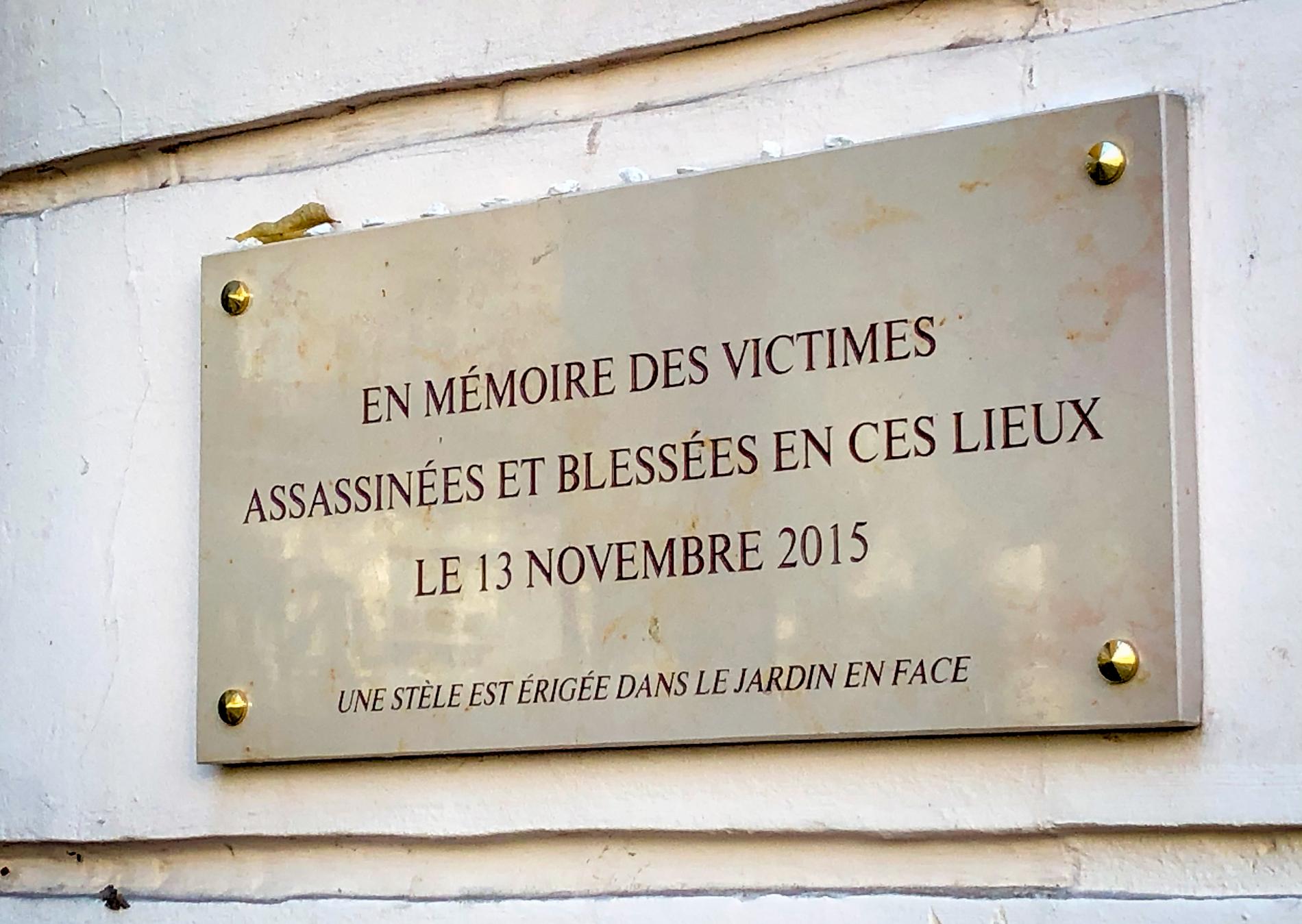 En minnesplakett för terroroffren vid Bataclan-teatern i Paris. Här dödades 90 personer den 13 november 2015. Arkivbild.