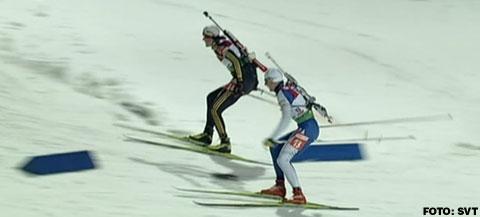 Ett tiotal åkare tog fel väg och straffades med tidstillägg, däribland Ole Einar Björndalen. På bilden ser man tydligt hur två av de straffade åkarna struntar i de blå markeringarna och tar en genväg.