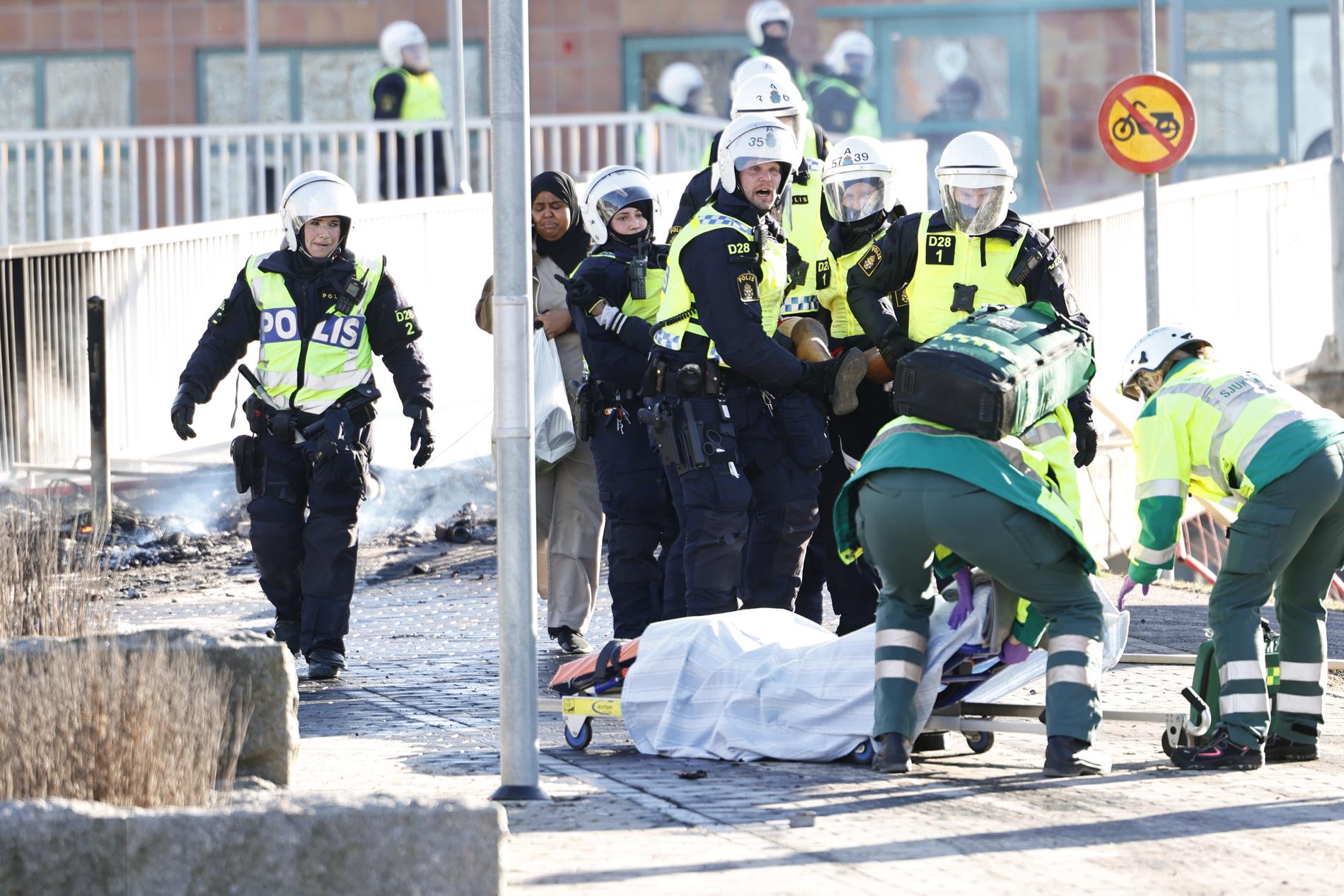 Tre personer skottskadades vid upploppen i Navestad i Norrköping.