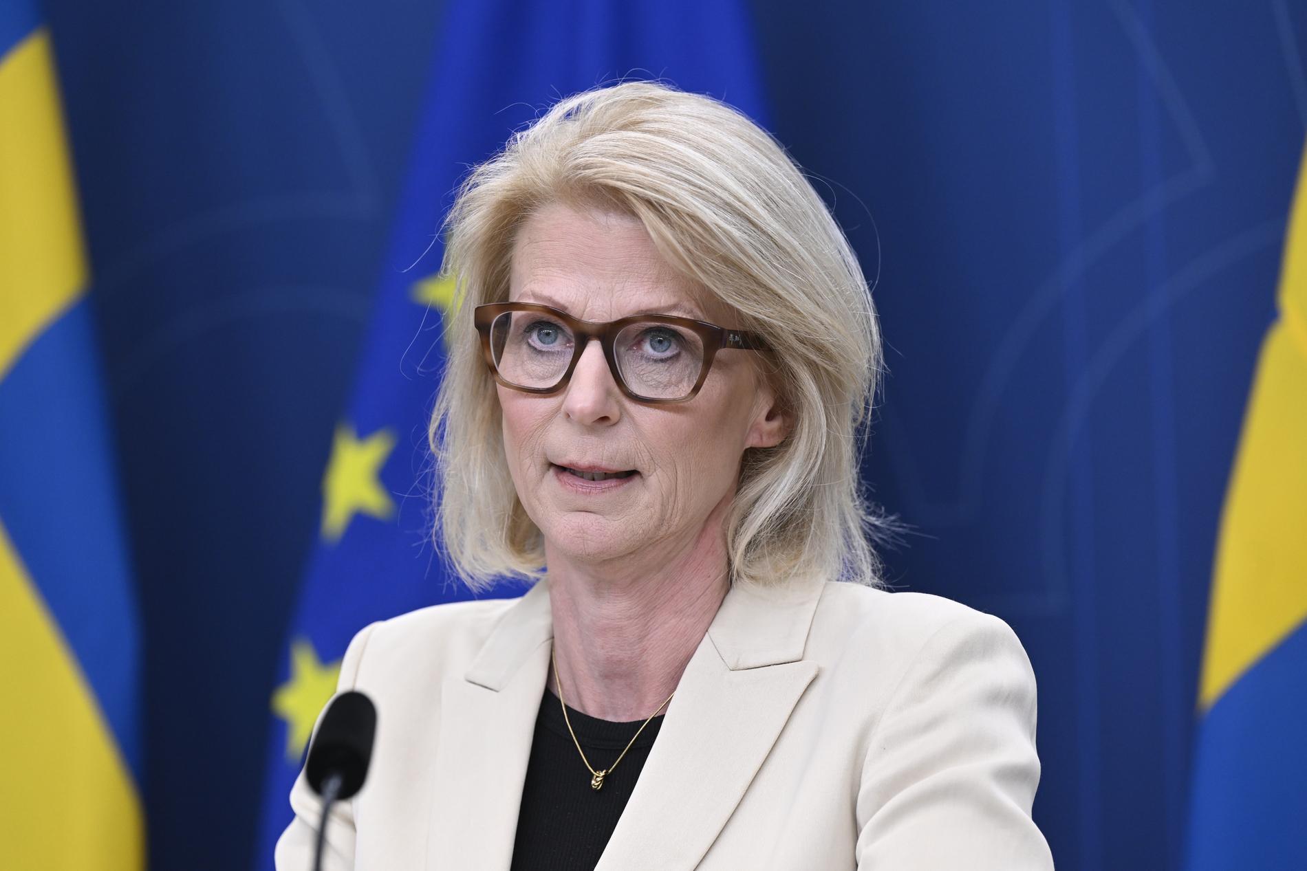 Finansminister Elisabeth Svantesson (M) presenterar finansdepartementets senaste prognos om det ekonomiska läget.
