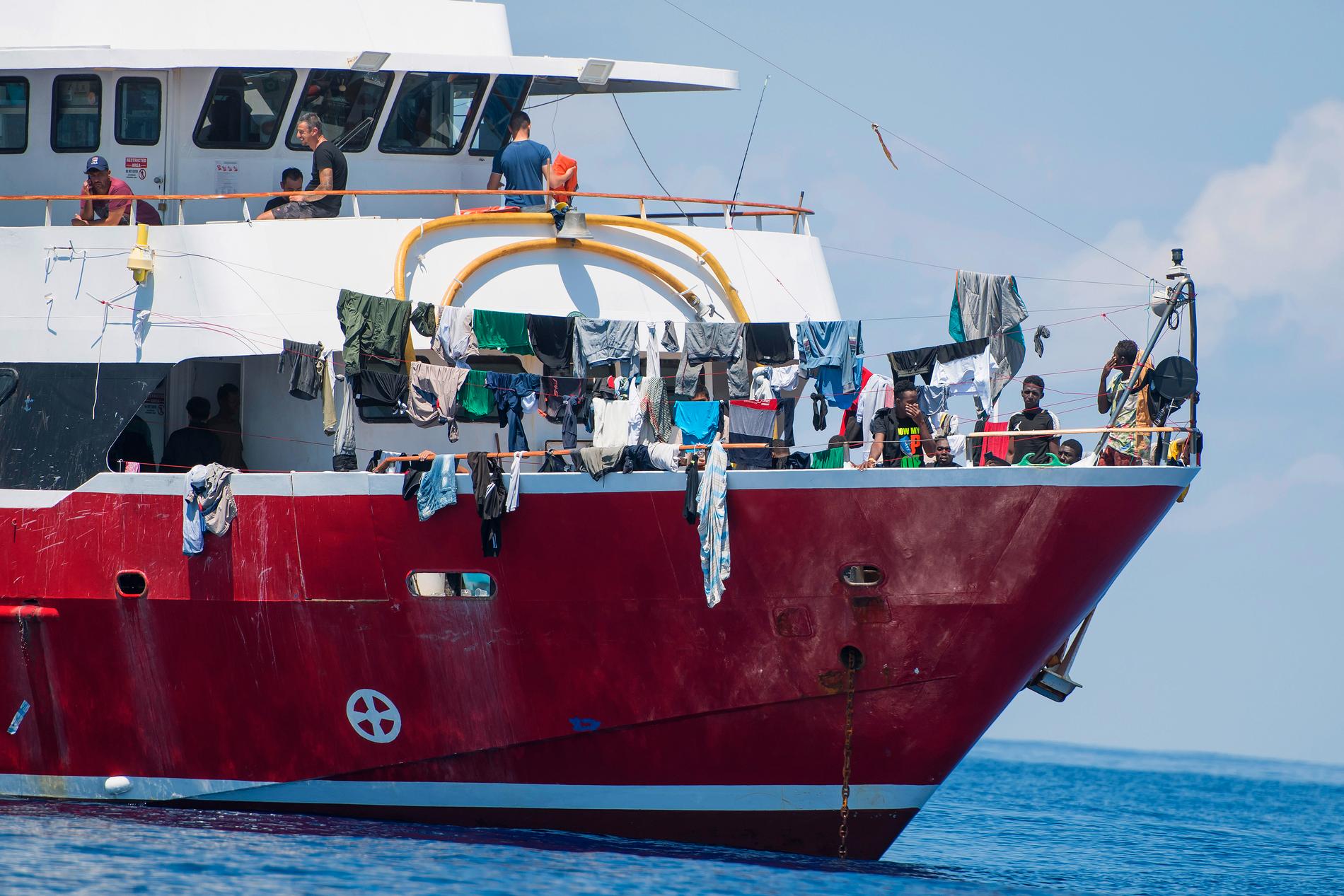 En av turistbåtarna utanför Malta den 2 juni i år. På båtar som denna hålls flyktingar under långa perioder medan de nekas att gå i land på önationen, som fått ta emot kritik för sin strategi.