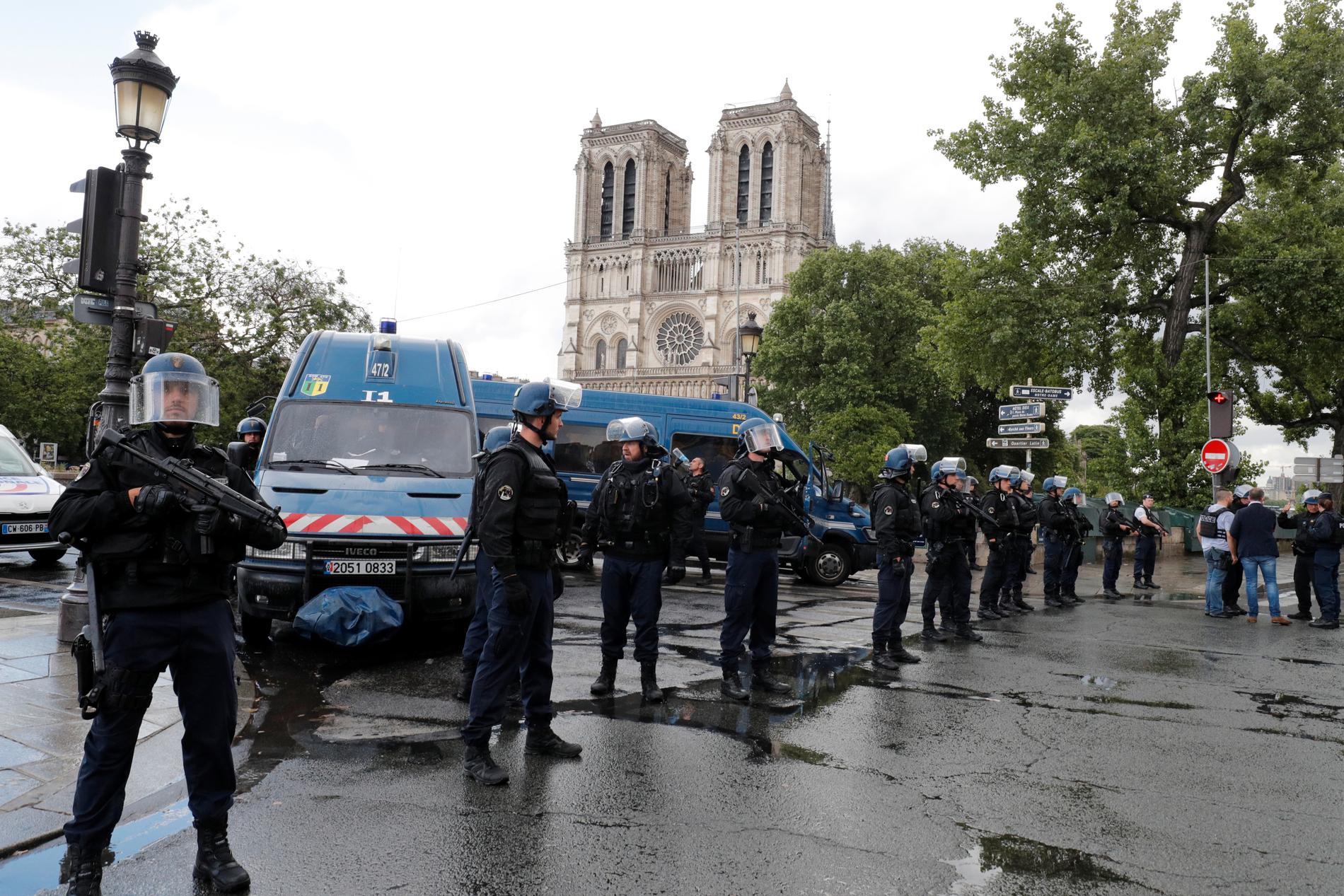 Polisuppbåd utanför Notre Dame.