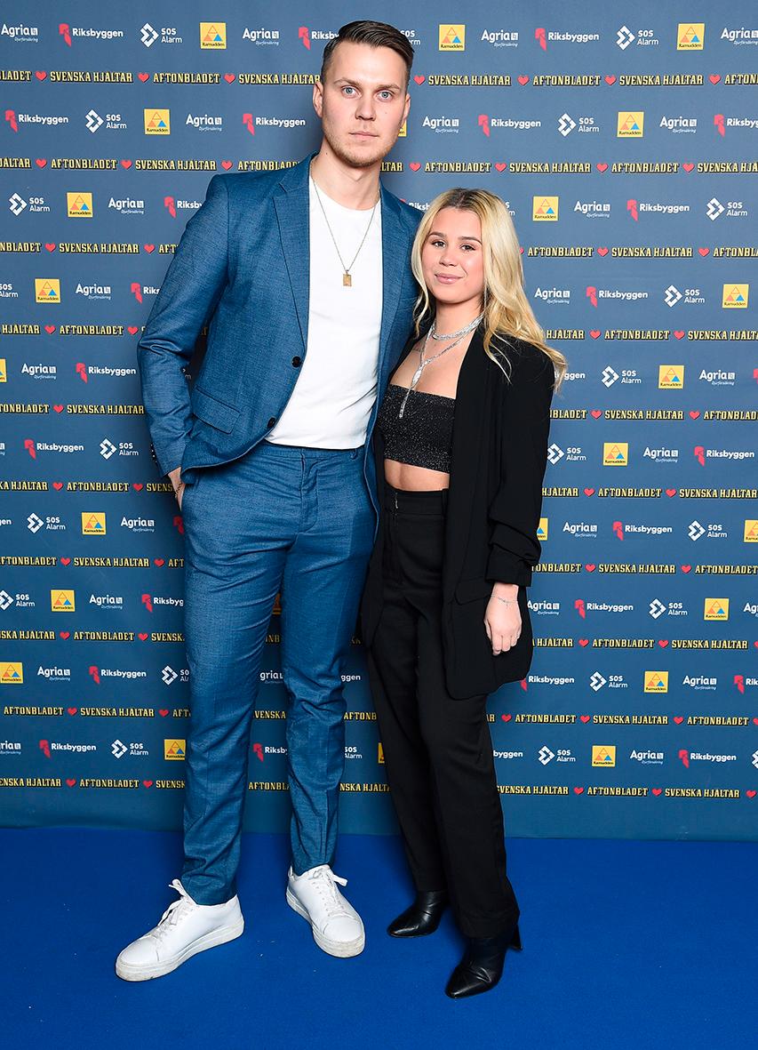Tidigare Idol-vinnaren och mellostjärnan Lisa Ajax gick på gala med pojkvännen och artisten Max ”Klockrent” Huss. 