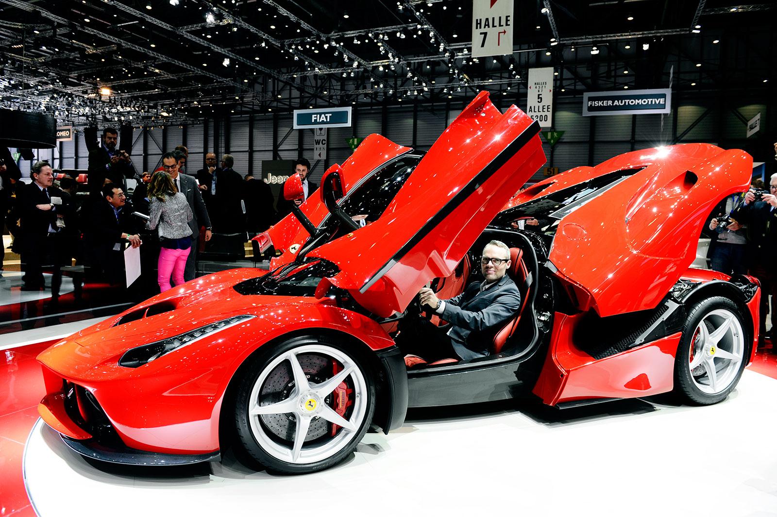 En lätt nöjd David Lilja i Ferraris nya värsting LaFerrari.