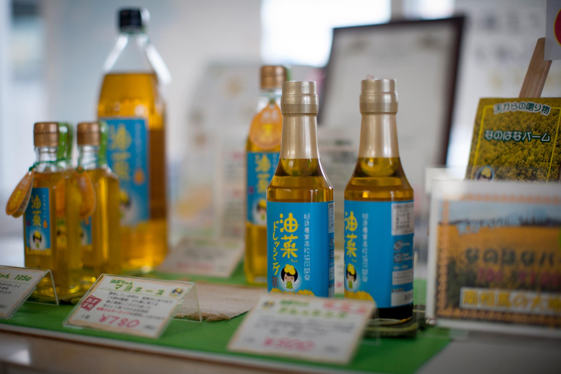 På Radiation Test Centre i Minamisoma säljer man testad och icke kontaminerad rapsolja från Minamisomas bondekooperativ.