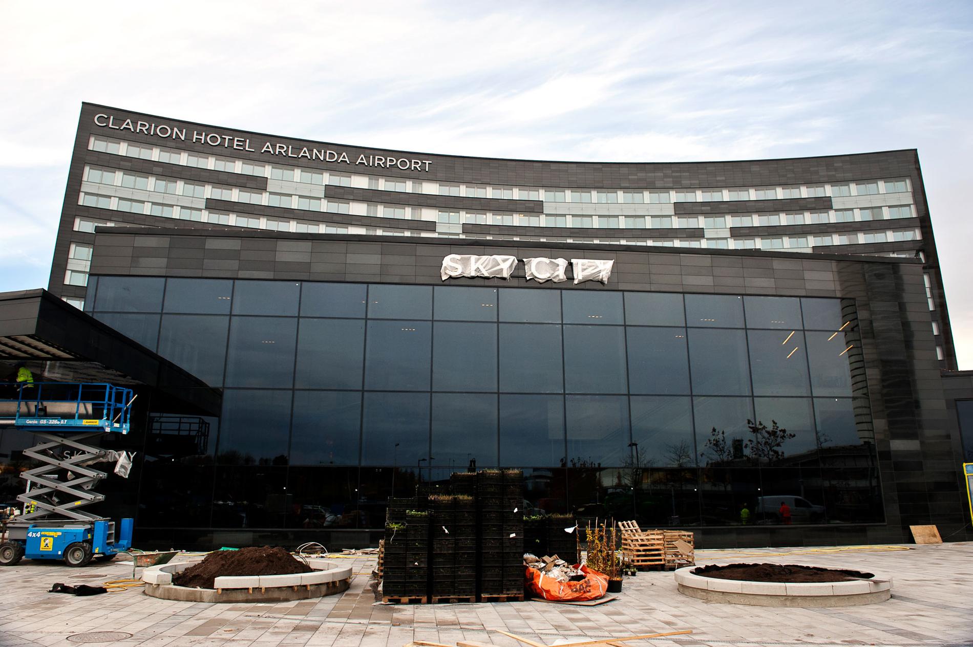 Clarion Hotel Arlanda Airport öppnar 1 november 2012. I glasbyggnaden i förgrunden finns bland annat en stor pool.