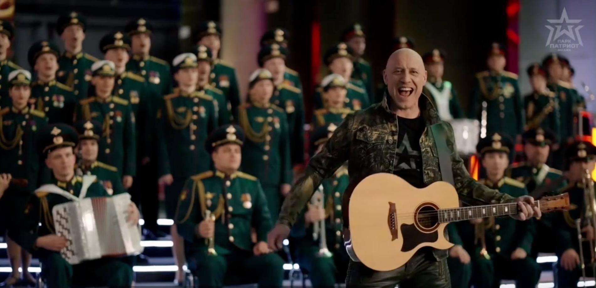 Denis Maidanov, 46, är sångare och låtskrivare men också känd som skådespelare i Ryssland. Sedan ett år tillbaka är han invald i duman för Enade Ryssland, Putins parti. Maidanov är en känd Putinanhängares som öppet stöttar kriget i Ukraina. 