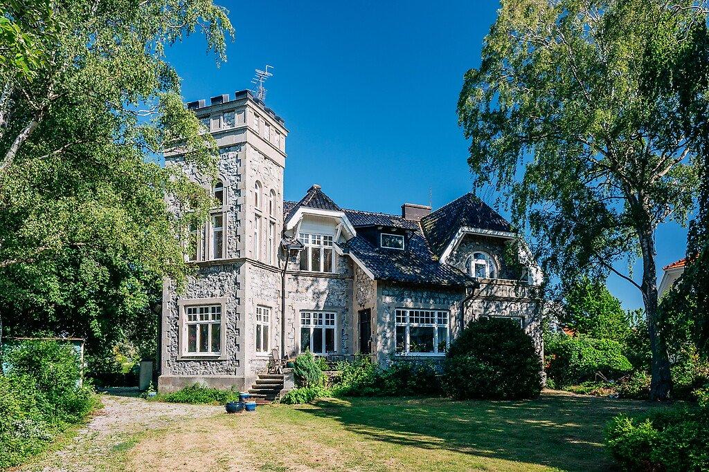 Den riddarborgsliknande villan på Limhamn ligger ute till försäljning.