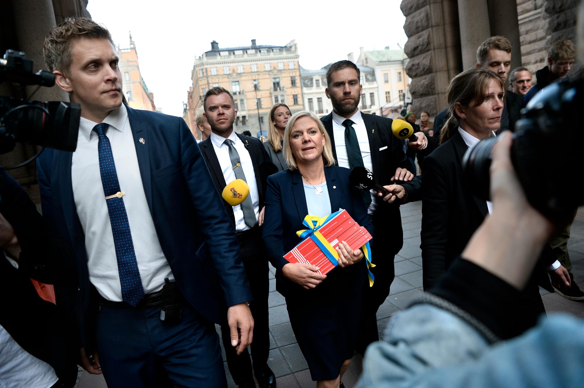 Finansminister Magdalena Andersson promenerar med budgetpropositionen från Rosenbad till Riksdagshuset för att delta i budgetdebatten.