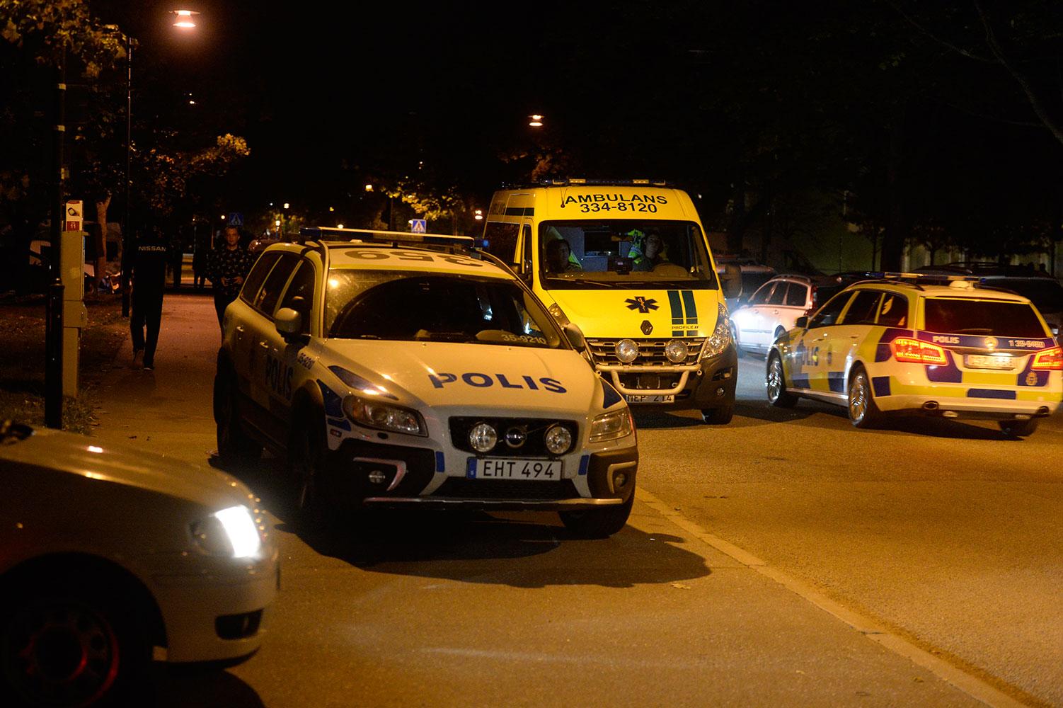 Polis och räddningstjänst i Sollentuna efter skottlossning.