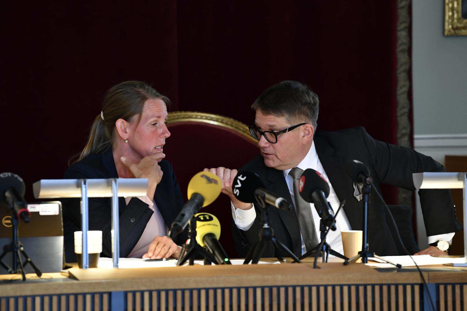 Hovrättsrådet Li Brismo och hovrättslagmannen Claes-Göran Sundberg under Mark- och miljööverdomstolens pressträff.