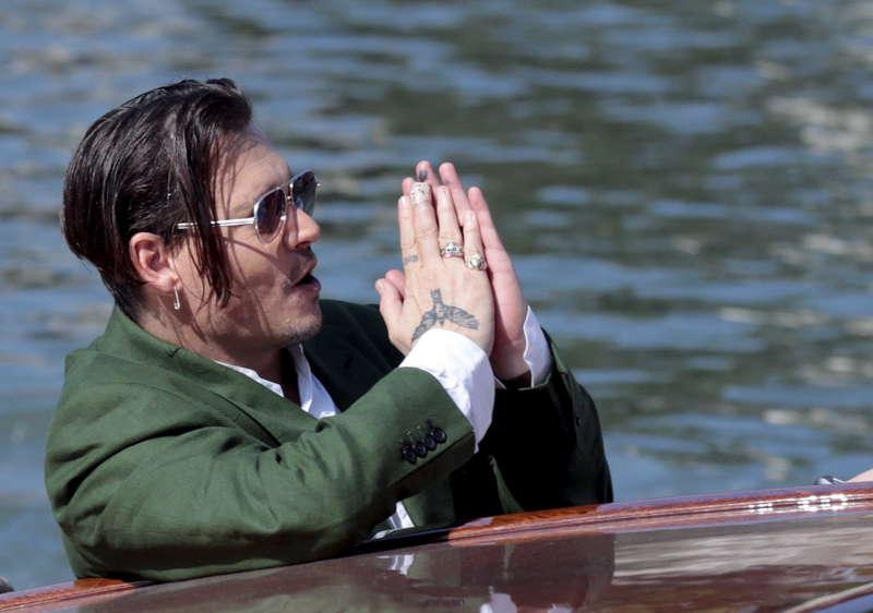 Beundrar beundrarnaJohnny Depp vinkade till sina fans och passade på att hylla de tusentals som väntade på honom när han anlände med båt till Venedigfestivalen. ”De lägger sina surt förvärvade pengar på biobiljetter. Jag tackar mina chefer som står här utanför”, säger stjärnan.