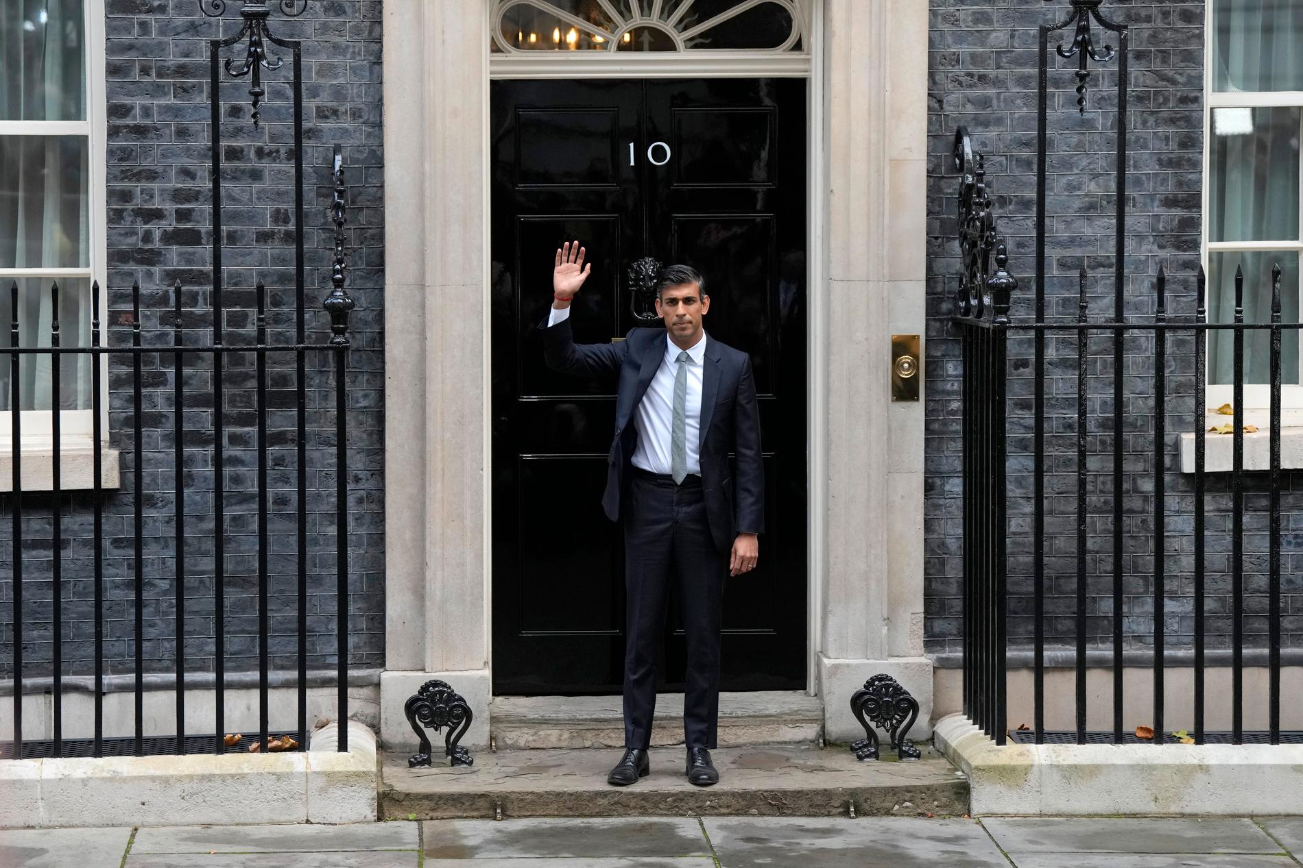 Rishi Sunak vinkar från 10 Downing Street.