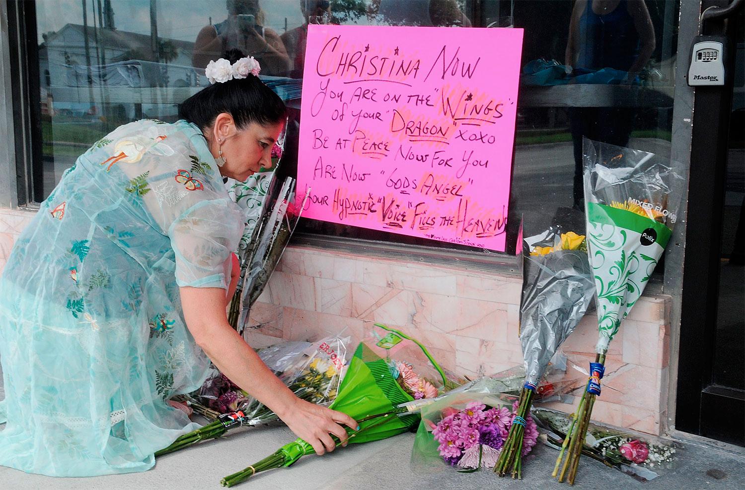 Christine Demas lägger blommor vid platsen där Christina Grimmie sköts till döds.