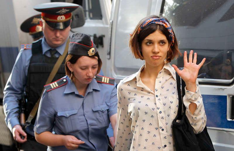 Nadja Tolokonnikova med fångvaktare 2012. Hon släpptes ur fängelset i december förra året.