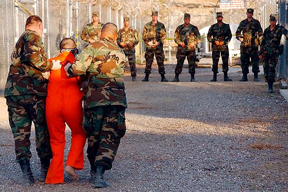 USA:s eget Gulag En okänd fånge med vakter på USA:s fångläger Guantánamo på Kuba. Muhamedou Ould Slahis dagbok avslöjar ett helvete av psykisk och fysisk tortyr bakom taggtrådsstängslet. Han har suttit fängslad utan rättegång sedan 2001.