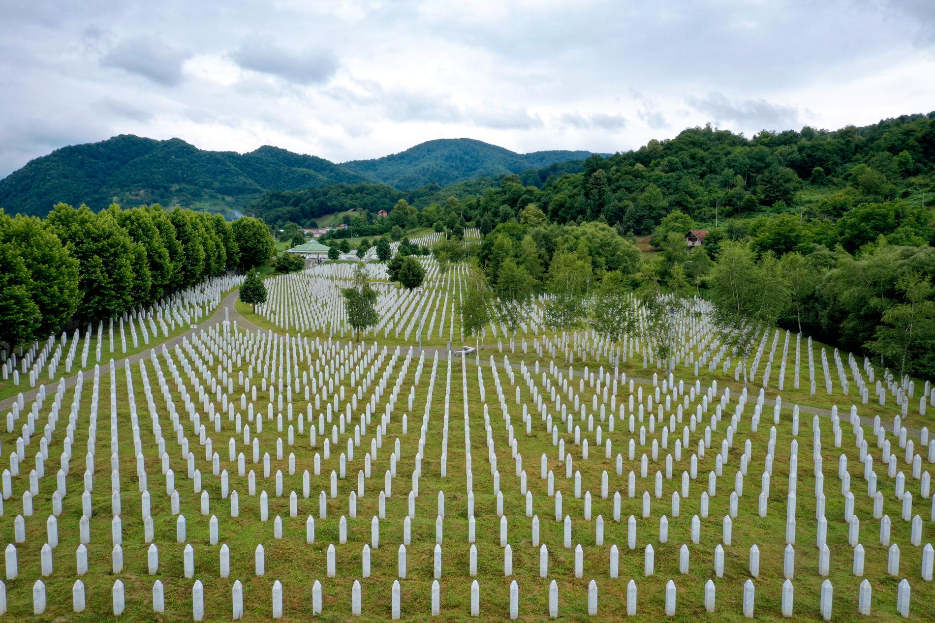 Minnesbegravningsplatsen i byn Potocari, nära Srebrenica.