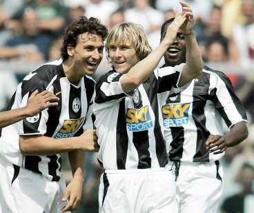 Segerfirandet fortsätter för Zlatan, Nedved och de andra lagkamraterna i Juventus.