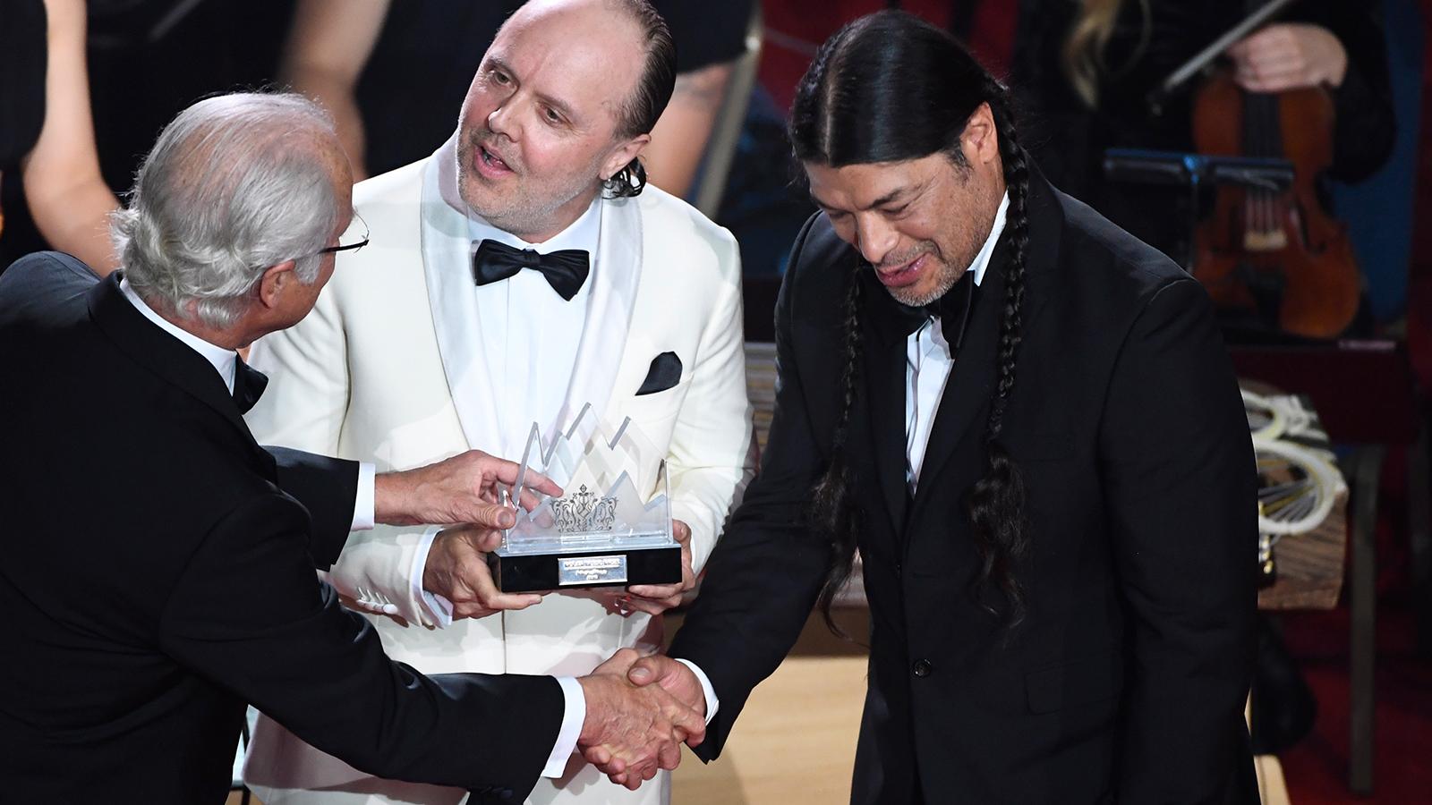 Lars Ulrich och Robert Trujillo tar emot Polarpriset ur kung Carl XVI Gustafs hand.