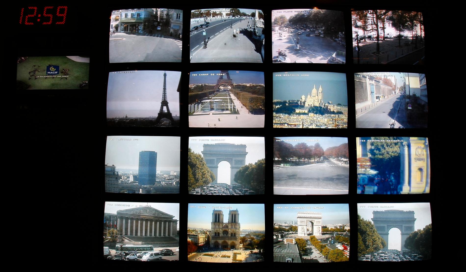 Bildskärmar visar olika turistmål i Paris som övervakas i en säkerhetscentral under jord i Frankrikes huvudstad.