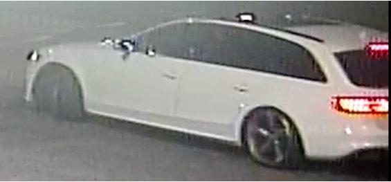 Polisen eftersöker iakttagelser som gjorts av den vita bilen som antas ha använts vid skjutningen på en mack i Botkyrka i helgen och har nu släppt en bild av bilen från övervakningsfilmen.
