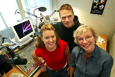 AFTONBLADETS RÖSTER I RADIO Jenny Ågren (längst till vänster), Fredrik Lindén och Anna Hjalmarsson är personerna bakom nyhetssändningarna – men du möter ofta också fler, kända Aftonbladet-profiler i intervjuerna.