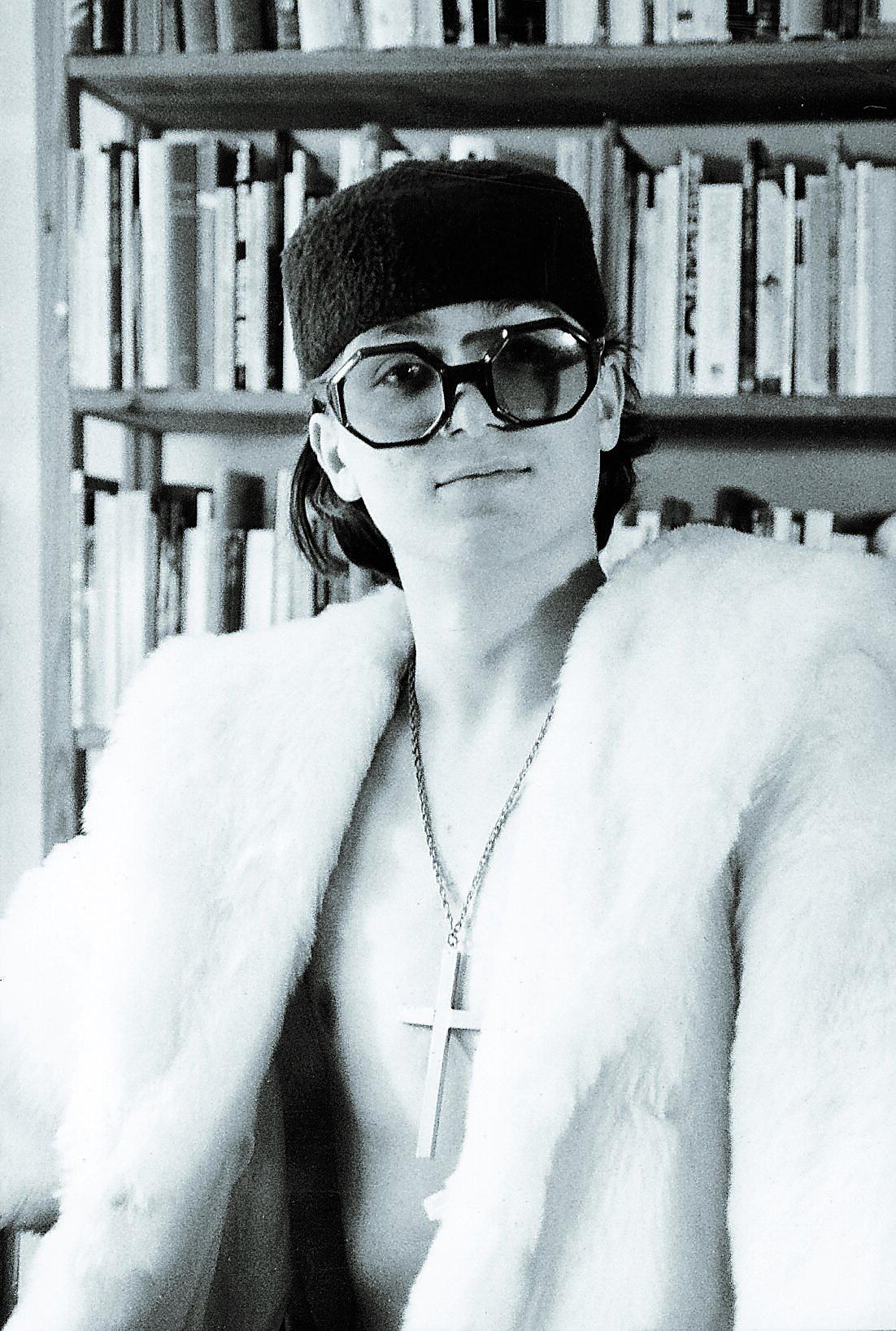 1988 poserar unge författaren Moodysson i hatt och päls.