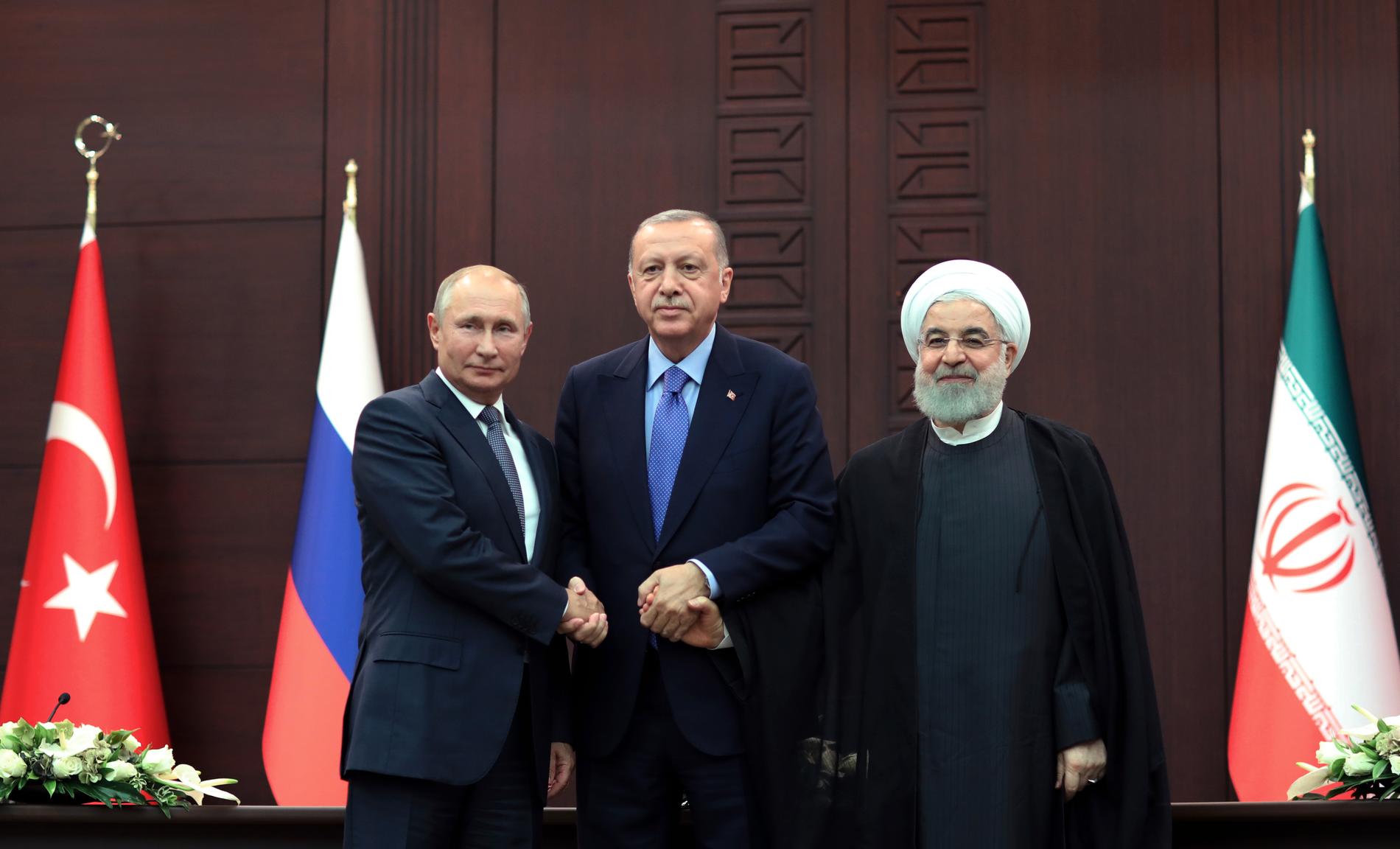 Turkiets president Recep Tayyip Erdogan, i mitten, Rysslands president Vladimir Putin, till vänster. och Irans president Hassan Rohani vid måndagens möte i Turkiets huvudstad Ankara.