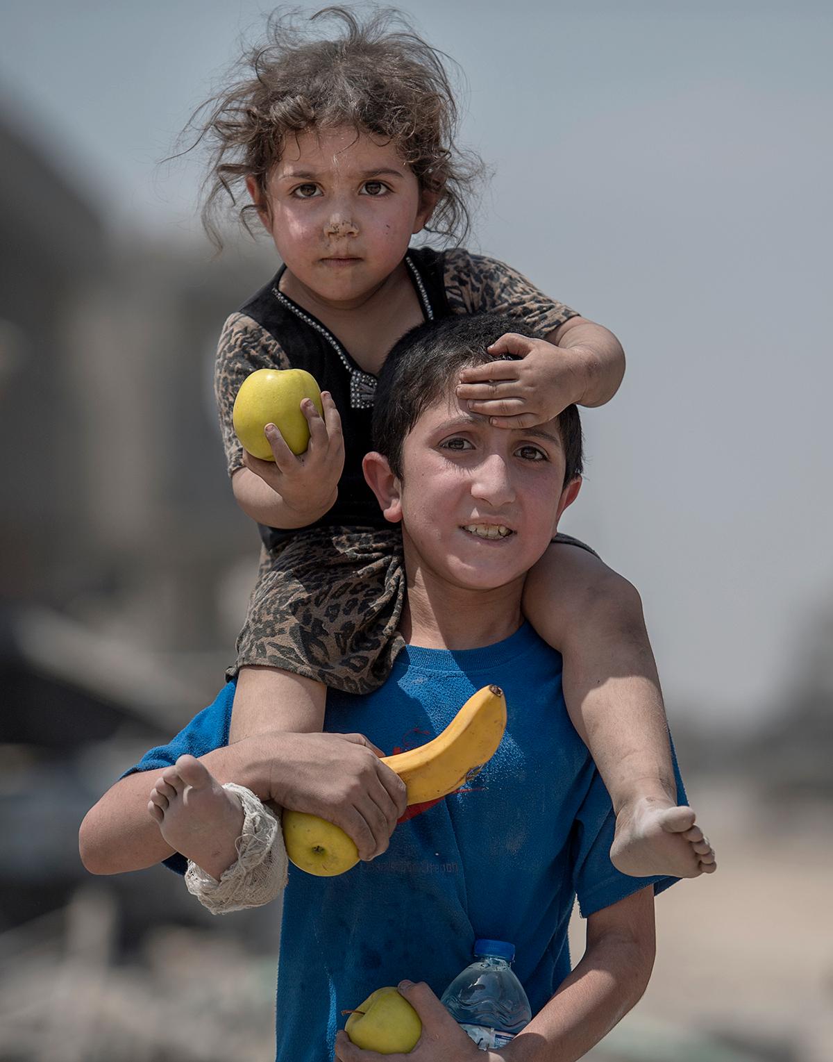 Barn på flykt från Mosul. 