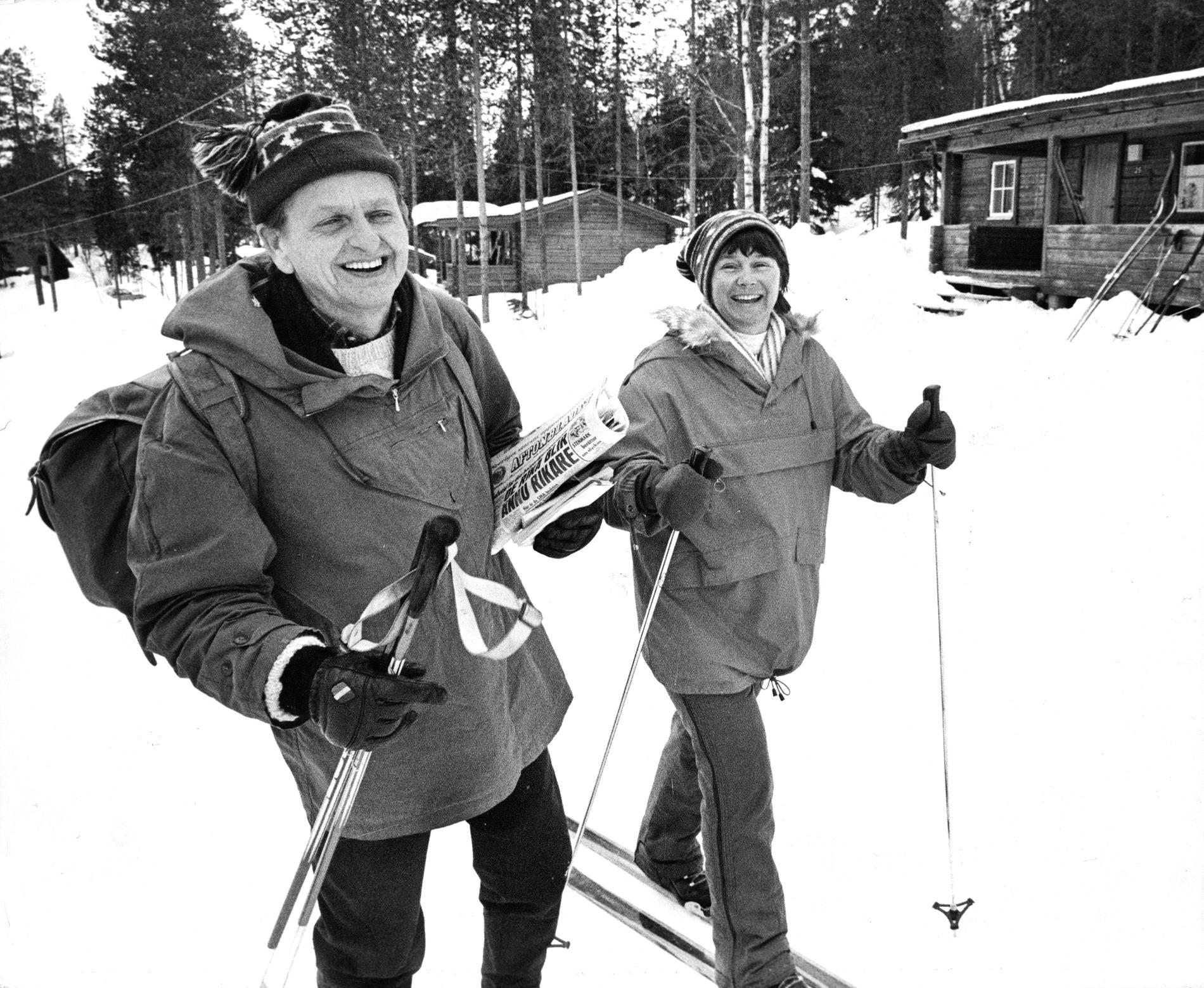 Olof och Lisbeth Palme åker skidor i idre 1978.