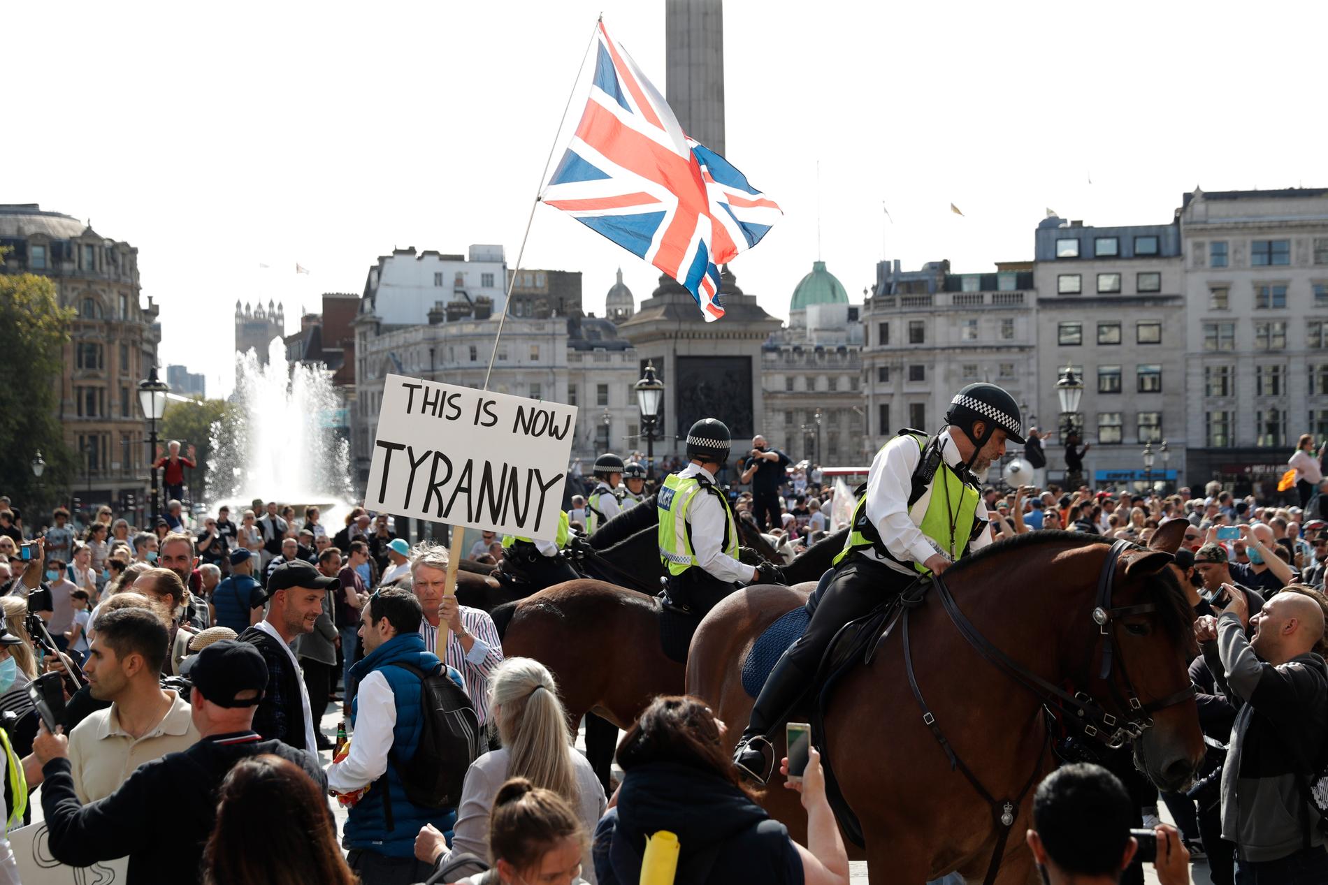 Protester i London mot nya restriktioner.