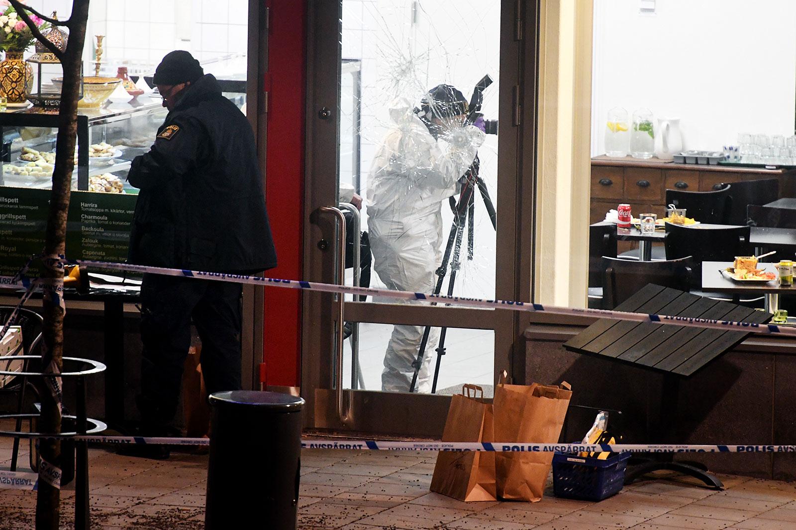 Två personer sköts till döds på ett kafé i Rinkeby den 2 december 2016. I oktober 2017 valde åklagaren att lägga ner utredningen.