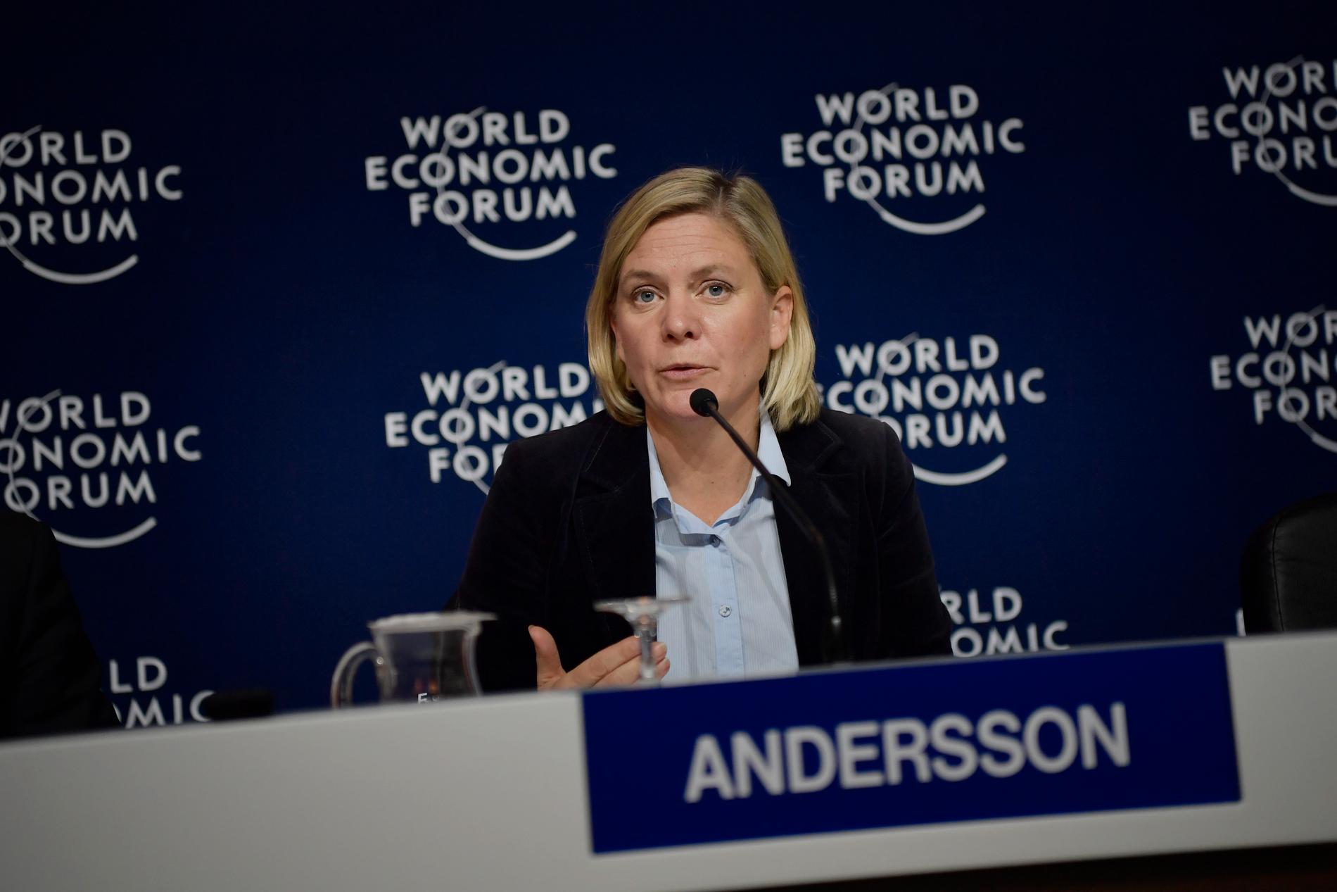 Finansminister Magdalena Andersson menar att det är inte bra att Wall Steet får härja helt omhämmat.