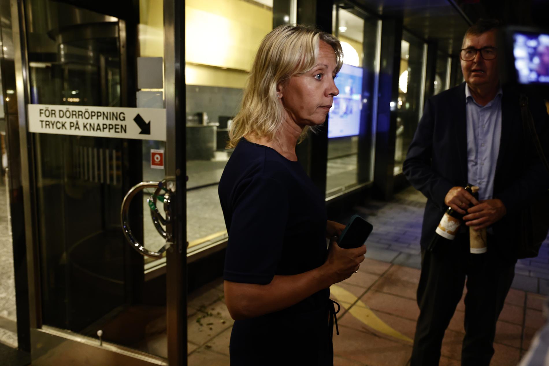 SAS kommunikationschef Karin Nyman mötte pressen under natten och meddelade nya bud.